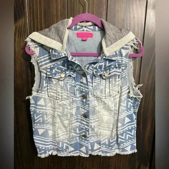 Tinseltown Southwestern Denim Vest. Size: Medium - Picture 8 of 11